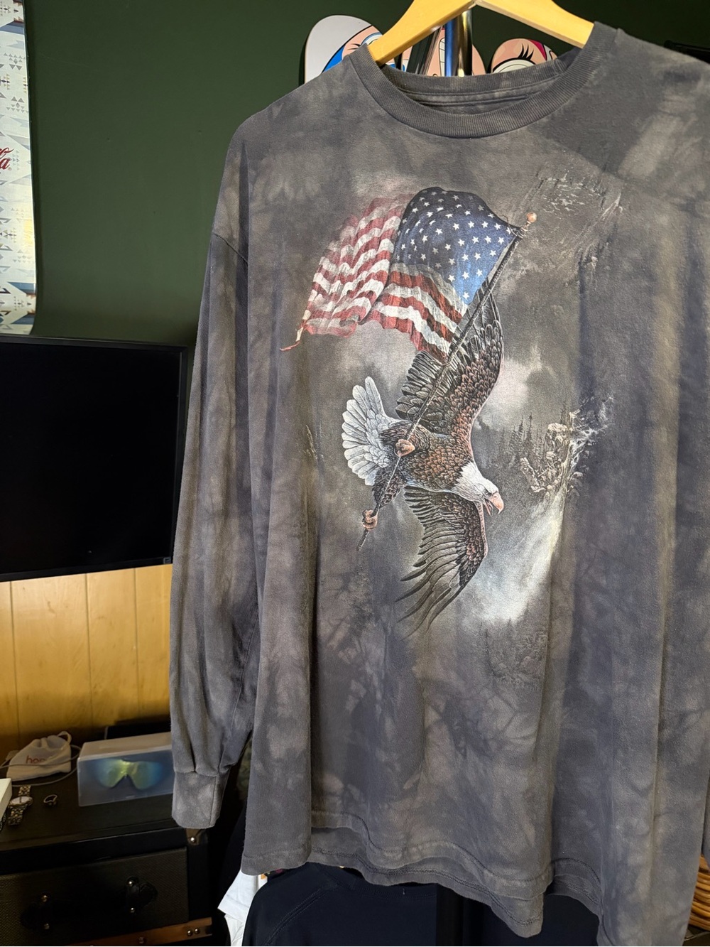 Patriotic eagle The Mountain charcoal black printed logo tee flag flying xl